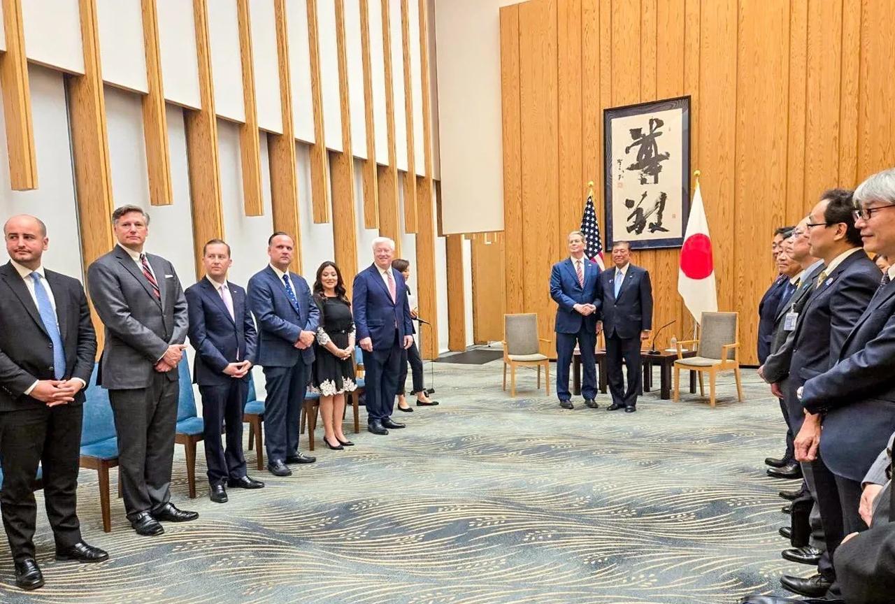 日本渴望美国的尊敬。日本首相石破茂会见美国财政部长贝森特率领的总统代表团，会客厅