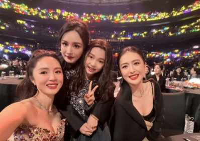 杨幂爸爸是看着小酒窝长大的邻居爷爷…这哪是追星，分明是世交家族把宠溺刻进DNA了