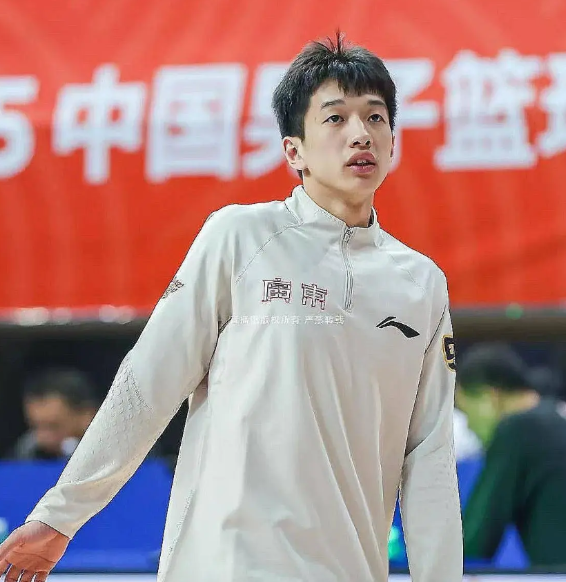 广东男篮进退两难！
据相关消息透露：广东男篮希望签下焦泊乔，后者对广东男篮非常感