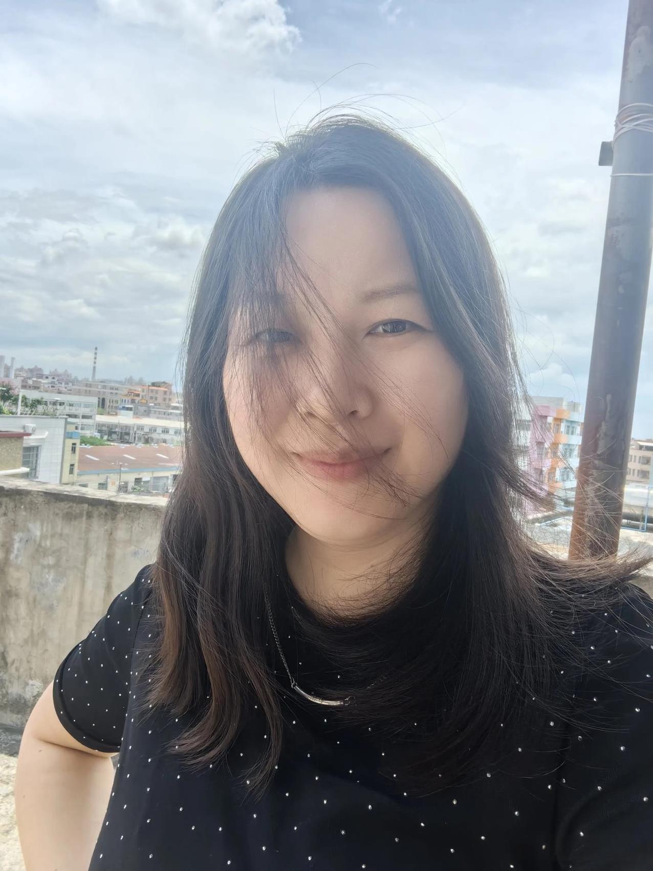 早上醒的早，晚上一点睡的，早上醒来困睡不着，看手机看到头疼，昨晚网上买的鸭翅到货