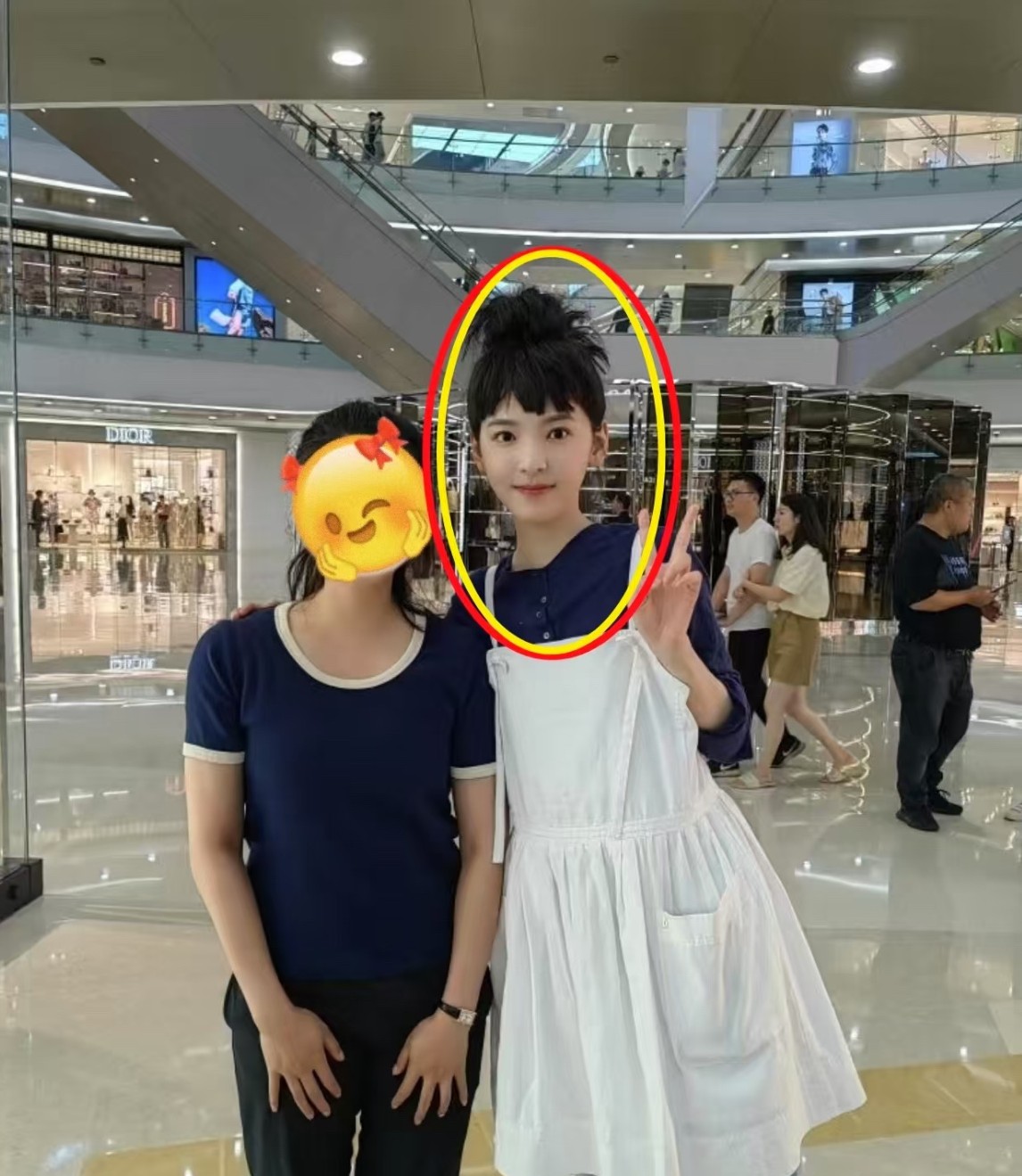 天呐，女神和路人合照这脸？！！