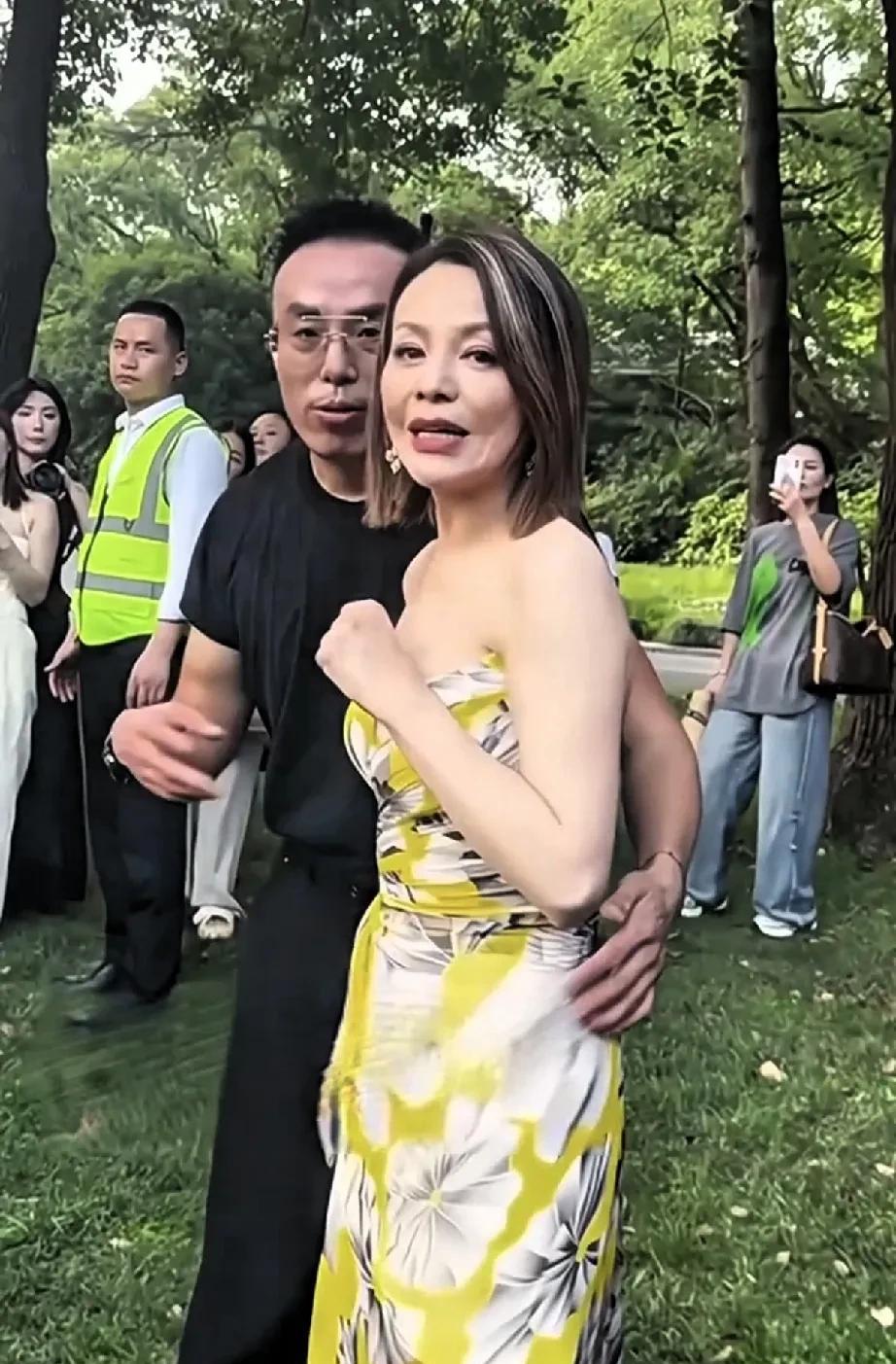 王琳这脸太吓人了！自从营销年轻貌美以来，就开始走下下坡路了，样子也开始改变差了，