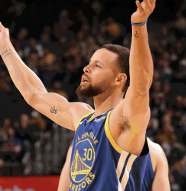 库里27分，勇士轻取尼克斯。NBA常规赛，勇士主场迎战尼克斯，这场比赛，库里是砍