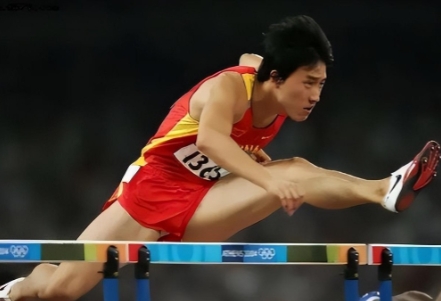 2004年刘翔跨栏夺冠后，开发商送他一套房子，刘翔转身送给教练孙海平，多年后房价