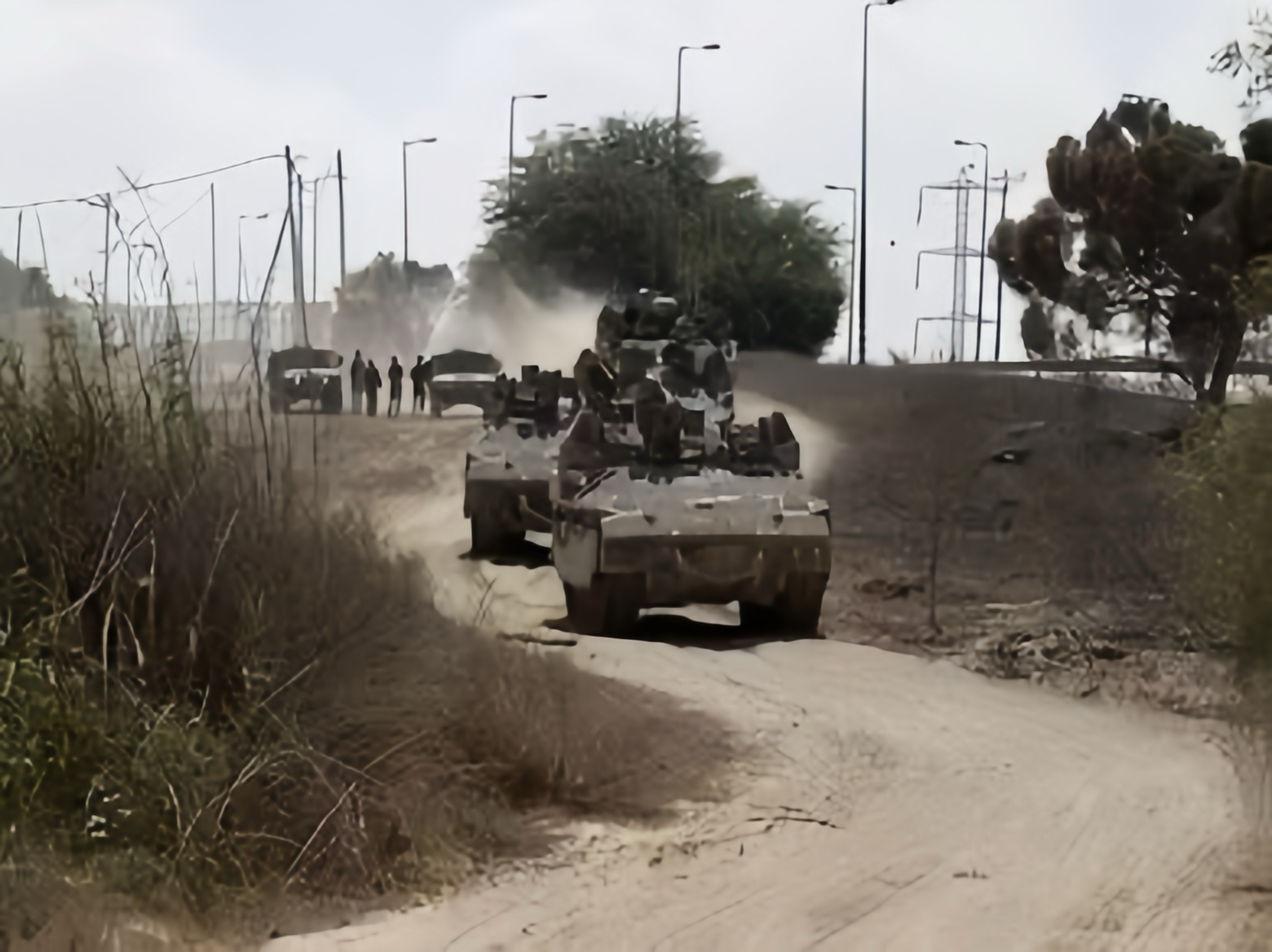 以色列装甲部队进入大马士革13公里以内，朱拉尼为何保持沉默？
以色列的装甲部队已