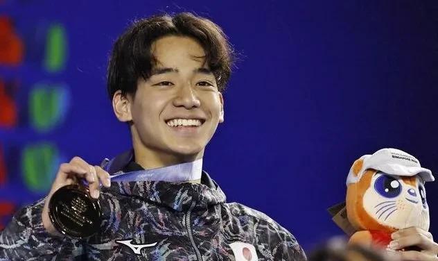 左一个村佐达也，右一个黄宣优，中国男子200米自由泳前面的两座亚洲大山。
1分4