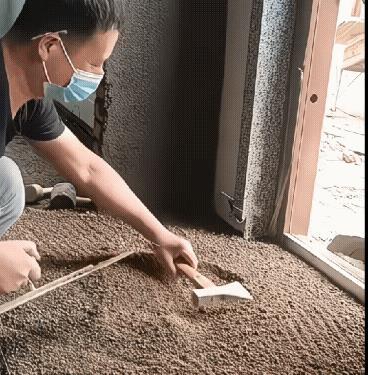 这有什么讲究吗？装修新房时，有一个细节让我有点疑惑，师傅在铺地砖前，拿一把斧头在