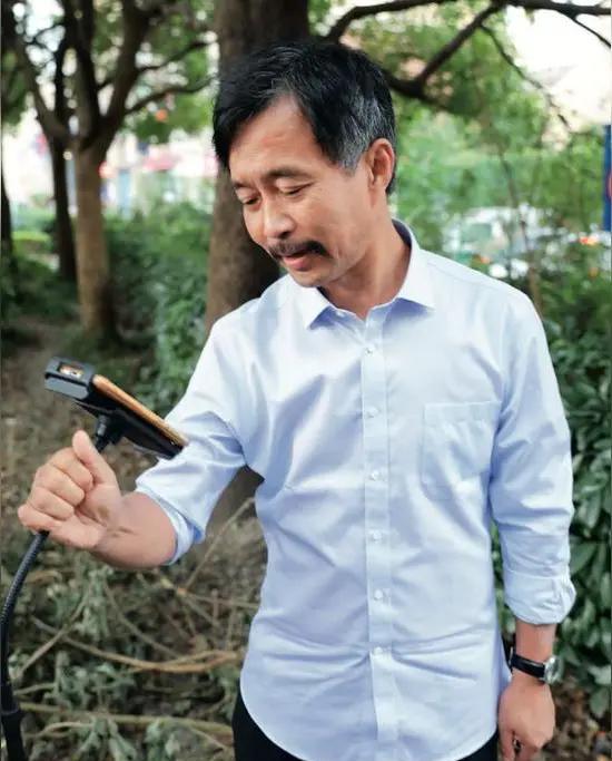 释文涂鸦
所谓的“流浪大师”，不过是网络惯用的炒作抬价手段罢了。
沈巍热爱读书，