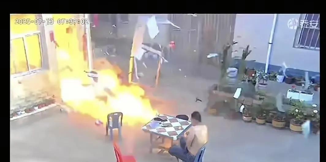河南这个煤气罐爆燃，导致外面小女孩被突袭的火烧伤，里面妈妈也被严重烧伤。
如果燃