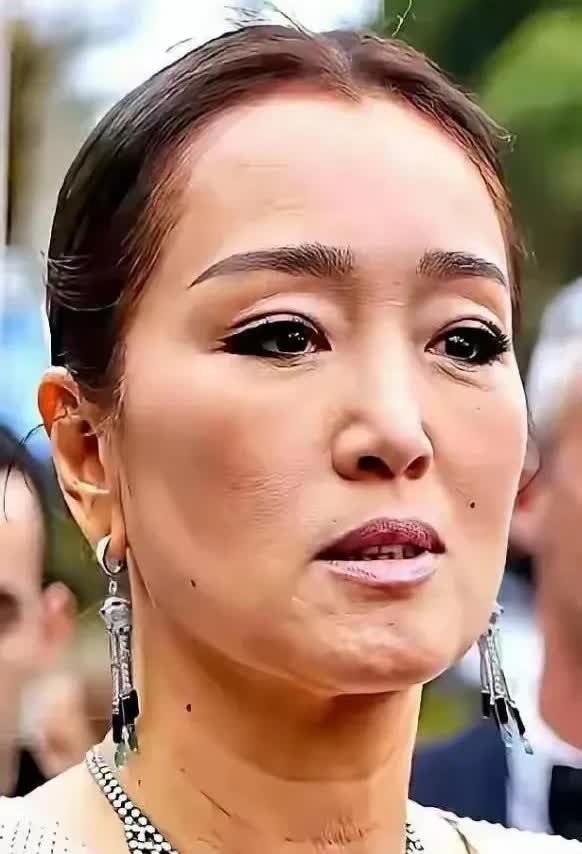 再漂亮的女人，都会在老去的路上变得人老珠黄，今年60岁的巩俐也不例外。巩俐：19
