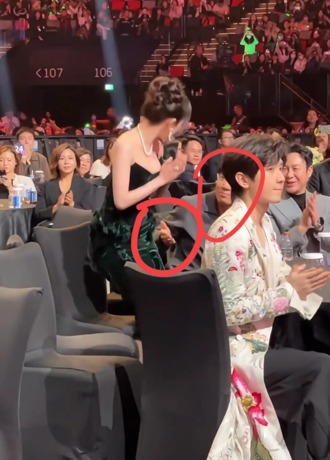 杨幂领奖拒绝握手











什么情况？！杨幂领奖的时候，竟然直接拒绝
