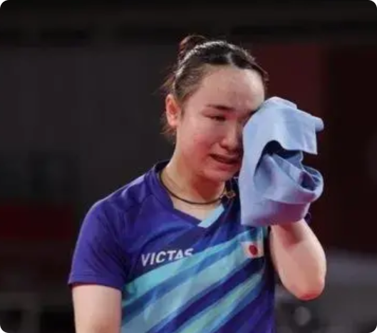 伊藤美诚又哭了！
因为0：4孙颖莎，无缘世乒赛女单决赛，结束世乒赛之旅……

莎