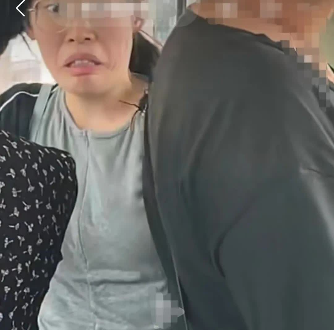 女子上了公交车之后，她想挪动到公交车厢里面。
给后上来的人腾出位置，谁料她慢慢