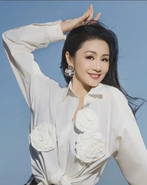 我妈对曹颖不是很熟悉
今晚跟我嫂子在看浪姐吐槽曹颖
她问道，曹颖是干什么的？我们