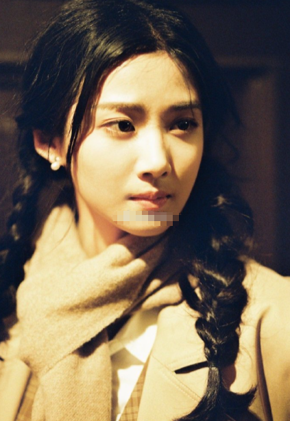 被卢昱晓民国扮相美晕！美拉德复古氛围拉满，灵动眼神搭配干练造型，新剧剧本杀设定超