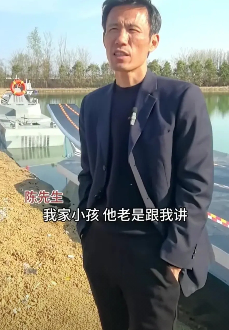 儿子想去看航母、看潜艇，爸爸一琢磨，自家有鱼塘，给儿子做一个吧，做好了航母，又做