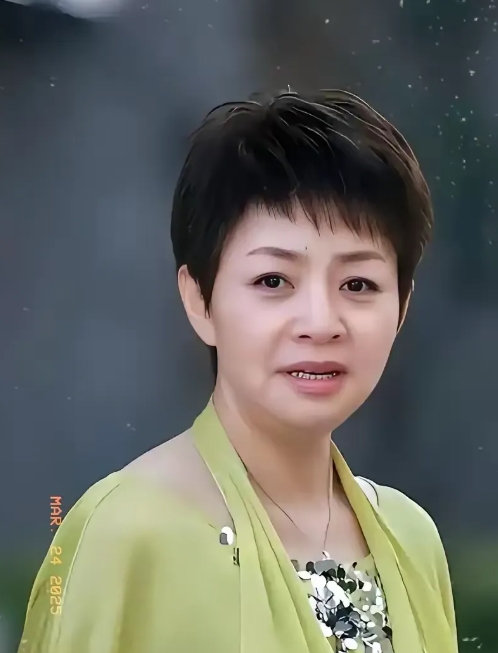 宋丹丹厉害了，直接把名下千万豪宅过继给孙子，彻底断了英达的念想……

巴图的儿子