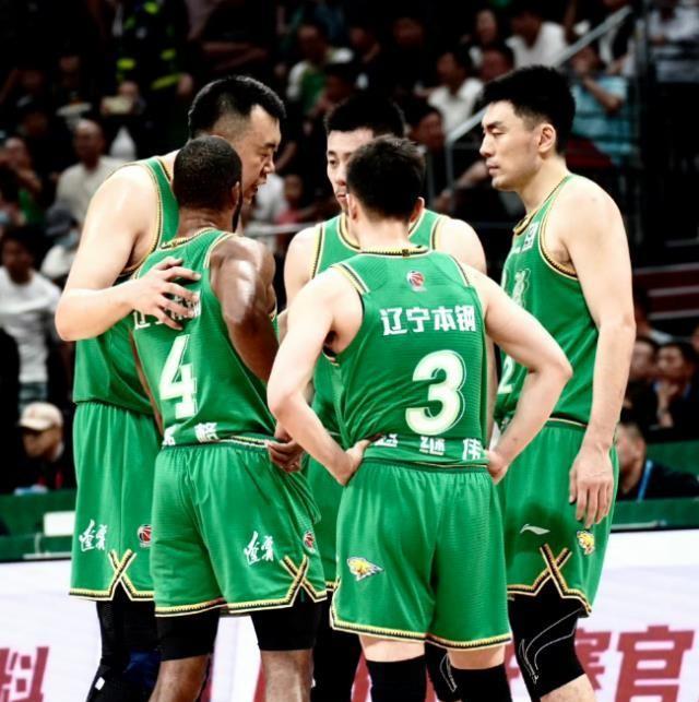 今晚，奥利弗、威尔斯、韦伯将第一次穿上辽宁队的纯绿色球衣，也就是我们球迷说的“大