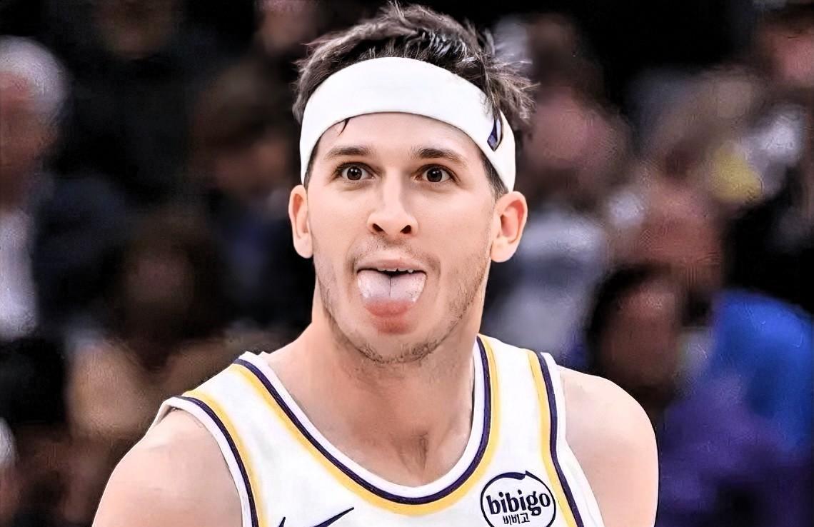 湖人喜从天降，里夫斯终于复出了！
根据湖人官方消息，里夫斯将在今天对阵黄蜂队的比