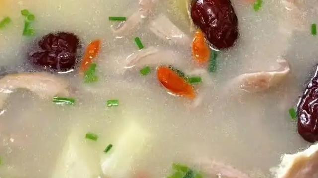 冬日暖心美食山药猪肚汤的家常做法与温馨故事