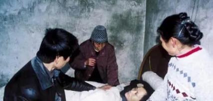 2004年，重庆一男子跳入冰冷池塘，救下19人，不料，两年后他重病求助，被救者却