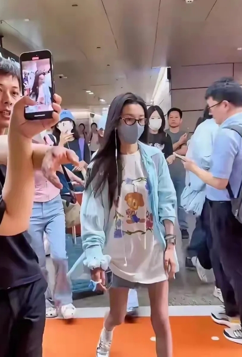 宋祖儿上海机场亮相！腿部线条纤瘦吸睛，展现轻盈体态