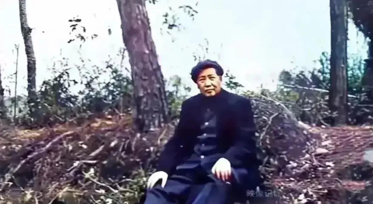 在视察途中，毛主席累了，席地而坐，田野、荒山，都是您的休息地方，随意随便，接地气