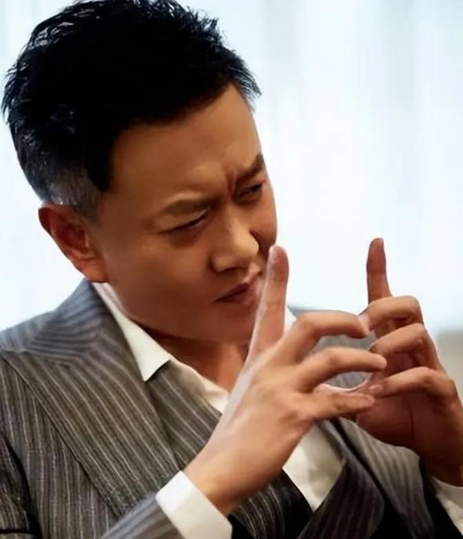以前总觉得演员想火，得靠主角光环加持。没想到冯嘉怡，专靠演反派杀出重围！《城中之