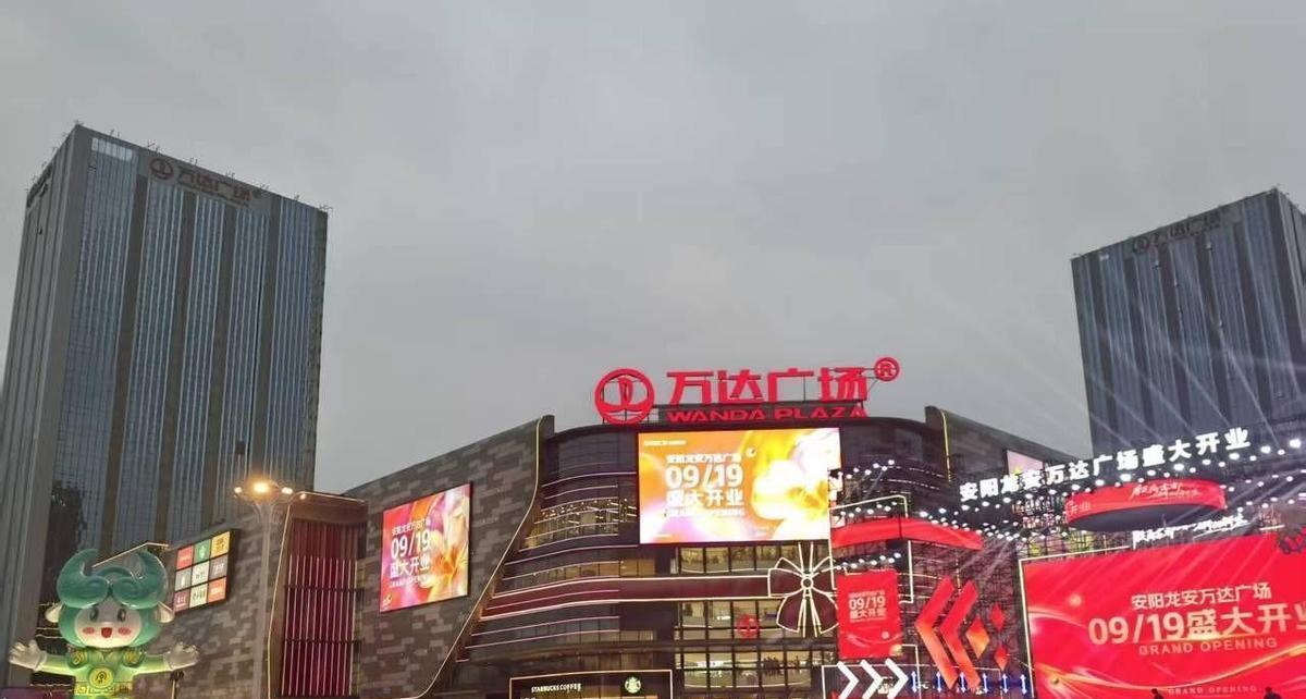 铁西万达开业那会儿，没人信这地儿能活过来。
铸铁厂的烟囱还在，可人走了，钱没了，