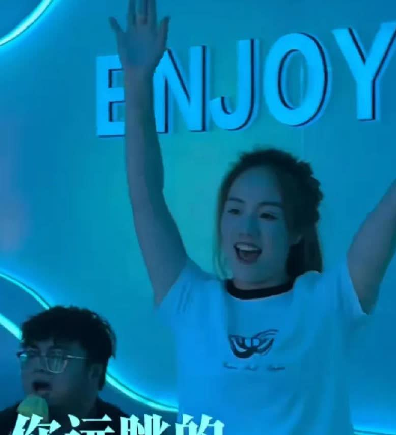 小妹儿离婚后首次跟娘家人同框，
幺舅家的表弟小黑粉过来跟她一起，
去KTV唱