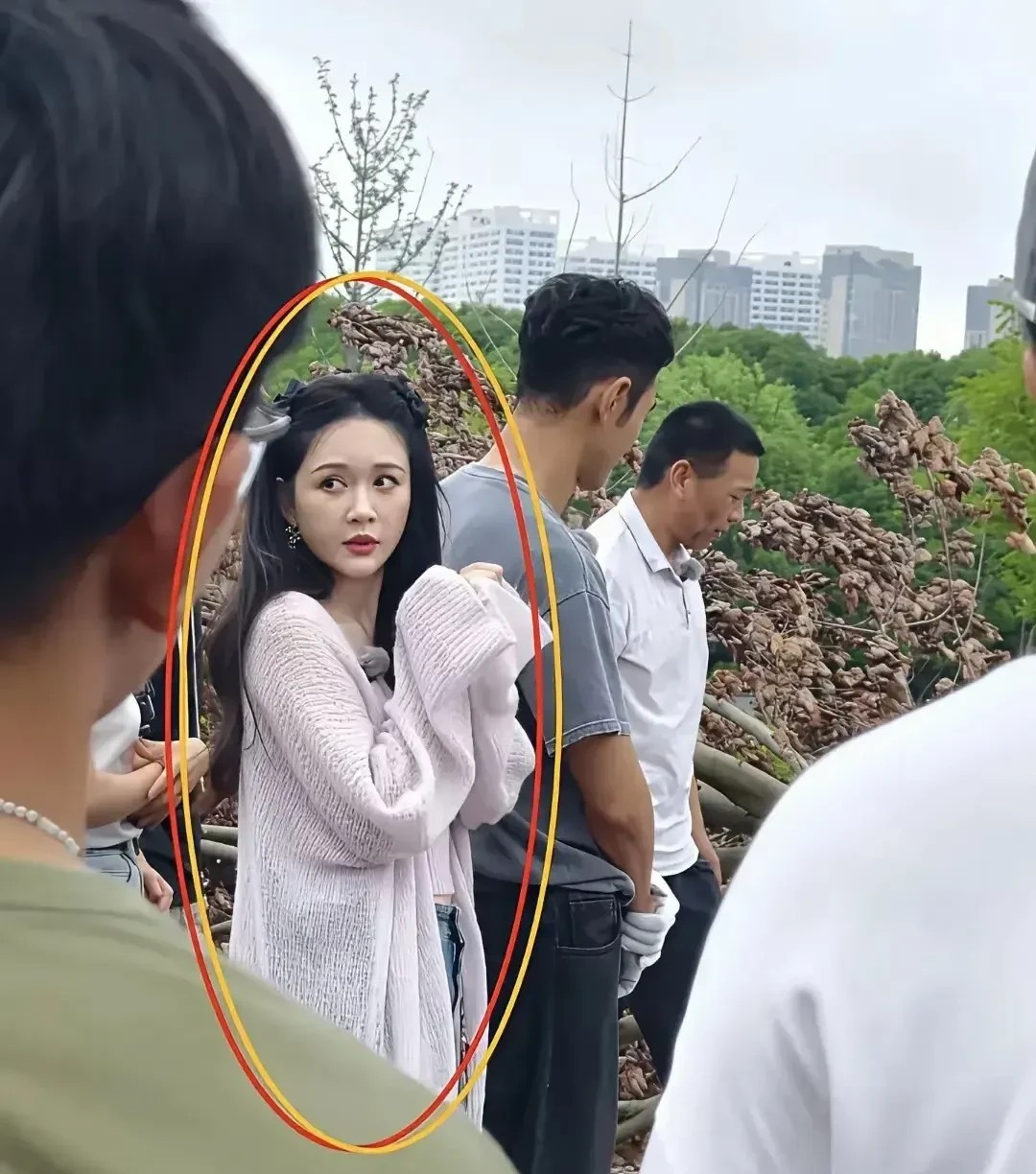 这是哪个女明星啊？看着特别眼熟，可死活想不起来叫啥名儿了。