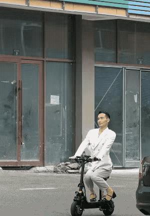 那妖娆的骑车姿势，刹那间让我难以分清这世间的真伪，真搞不懂这算是行为艺术呢，还是