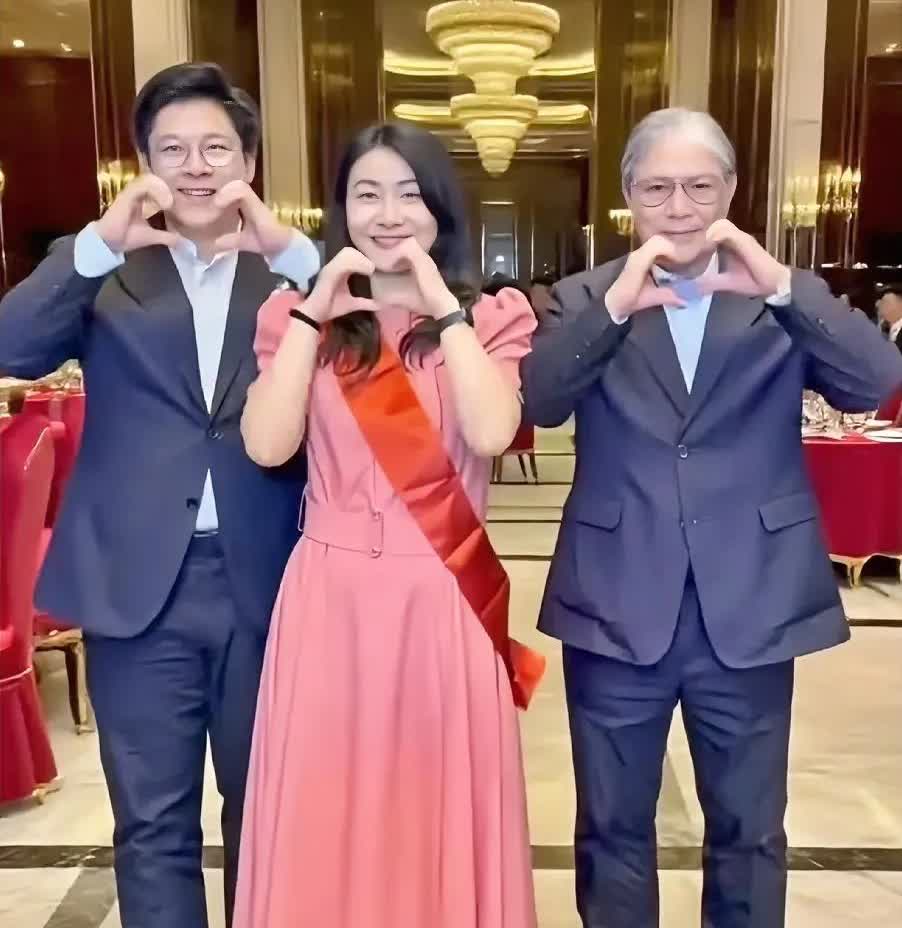 我敢打赌，

现在全网最高兴的绝对是霍震霆老爷子了。

不是二公子霍启山