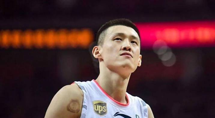 周鹏驰援杜锋！
广东男篮将在今晚19：30对阵美国华盛顿战鹰男篮！相较于过去的几