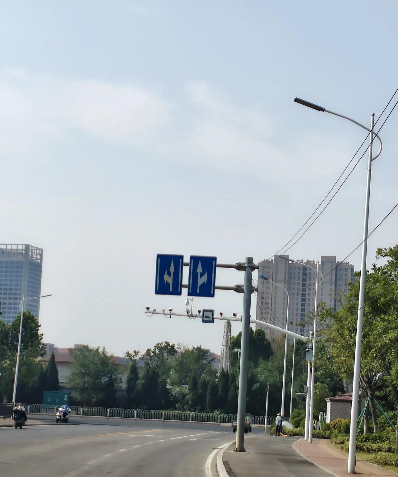 不懂就问，假如你遇到这种交通指示牌，你会不会粗心大意走错？
前面明明是条死路，只