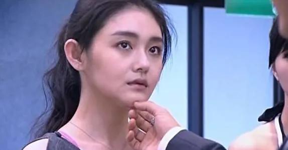 大s拍完流星花园，工作人员来贺喜：“你知道你在菲律宾有多红吗？现在已经荣登菲律宾