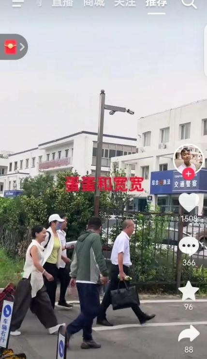 熊家三口都来了，小熊这次没犯傻！他明白，缺席这场会议，后果不堪设想。



之前