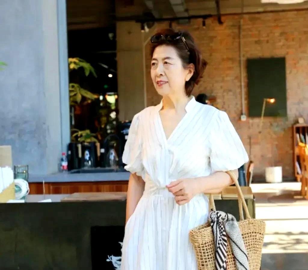 没有大妈感的女人长什么样子的？
今天偶然刷到位博主，她的作品里配了不少自己的照片