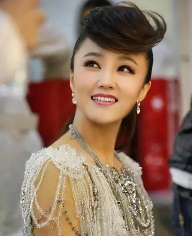 她确实是一位才华与气质兼具的艺术家，她的形象和演奏风格给观众留下了深刻印象。