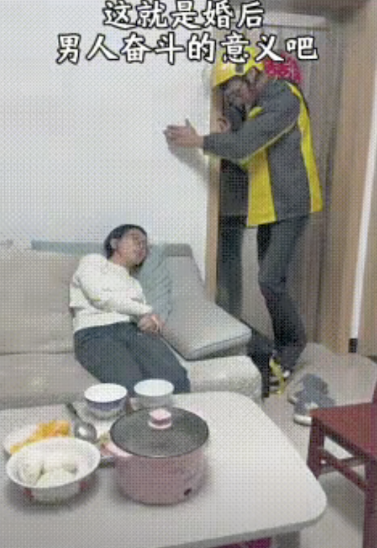 眼眶湿润！深夜12点多，身患残疾的妻子倚在沙发上沉沉睡去，她一直翘首以盼着同样身