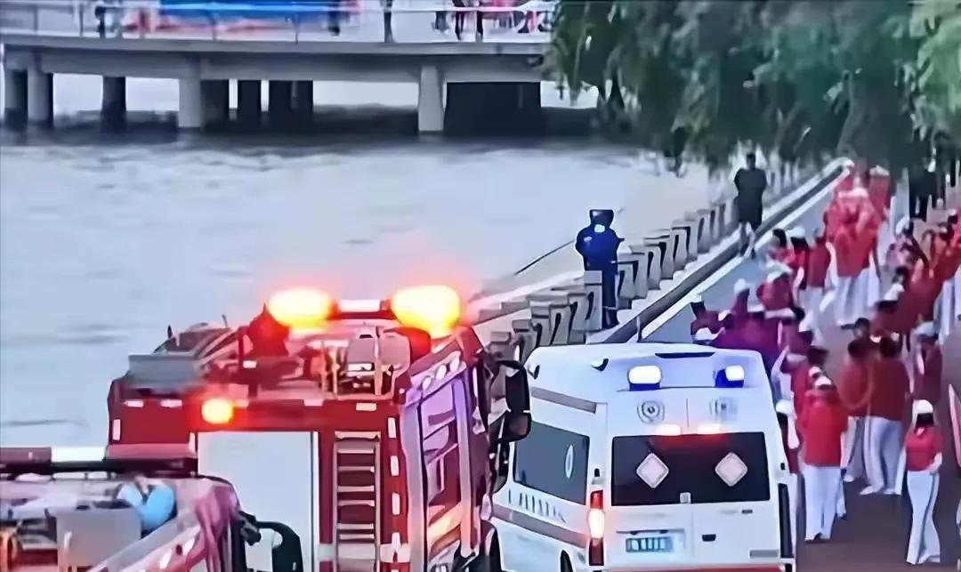 #媒体：法律不能为任性暴走团开绿灯#
辽宁朝阳暴走团，成为路霸，逼停三辆救护车消