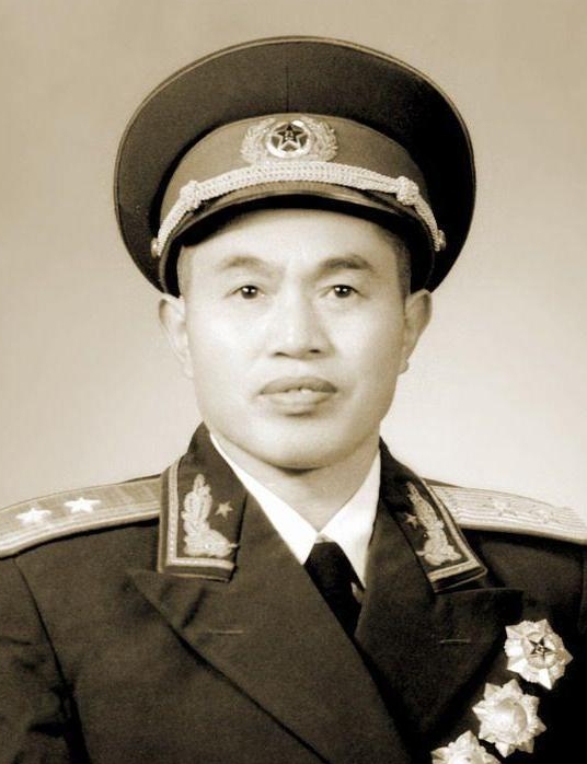 皮定均将军去甘肃农村视察，一群妇女不穿裤子，用床破被遮挡下身，地委书记解释说不穿