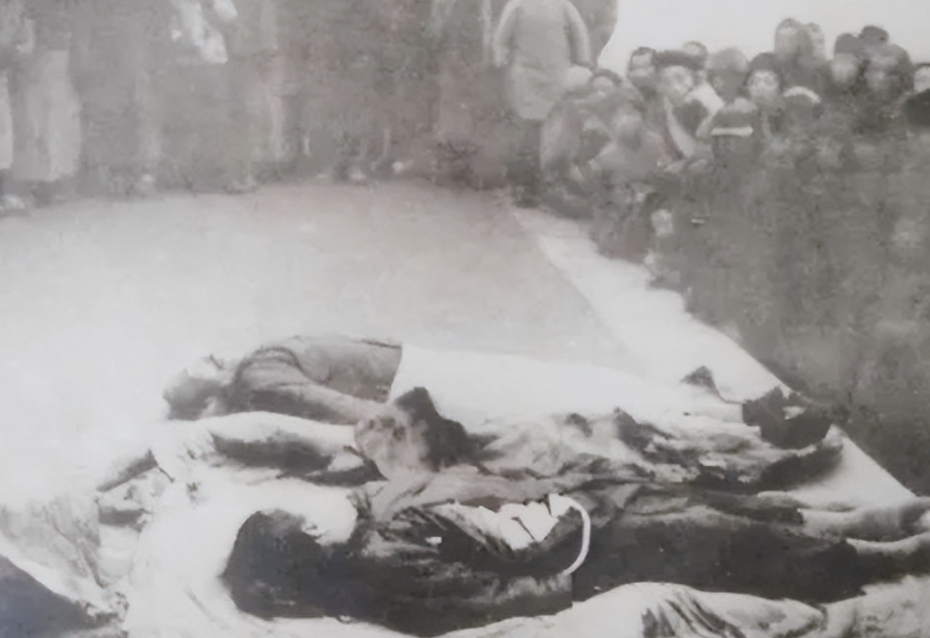 1925年，郭松龄夫妻被张处决，尸体曝露三天。

这是当年拍的一张老照片。从照片