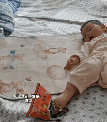 十个月宝宝不会爬，但是脑子灵活，四肢协调，丝滑流畅，没有一点多余动作就拿到了自己