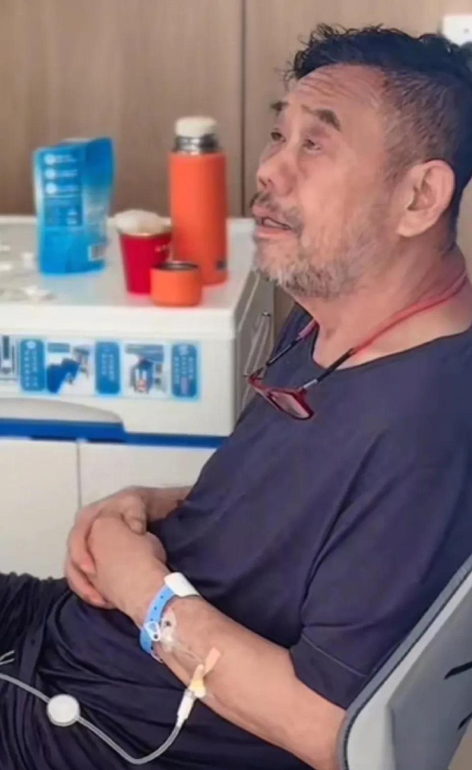 杨少华先生一共有4个儿子，次子杨伦（大排行为老三），是一个厨师。
最近这七、八年