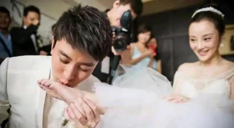 人在相爱的时候就连笑容的甜度都一样，贾乃亮李小璐当年有点夫妻相呢，那时在爱河中的
