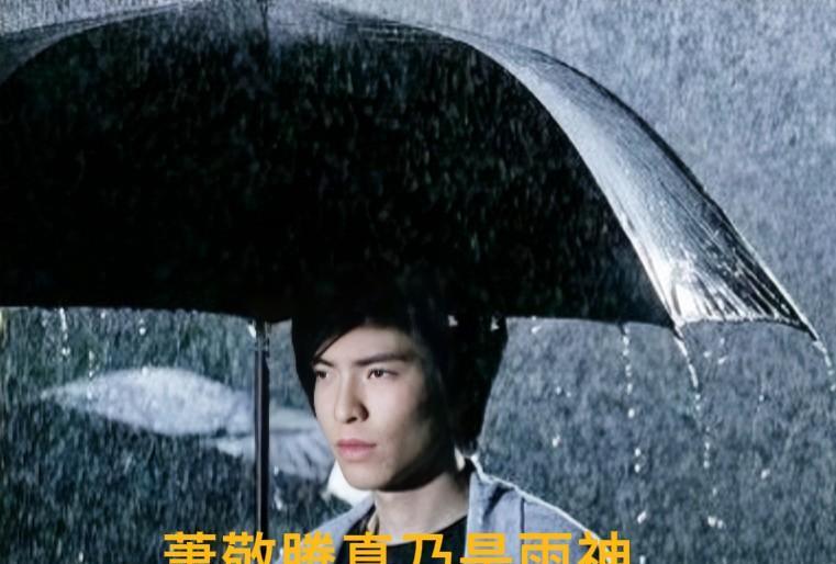 5月2日，萧敬腾在山东枣庄开唱，开场瞬间暴雨倾盆！粉丝顶着雨衣嘶吼《王妃》，舞台