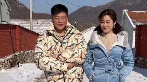王长贵退休金不足，妻子开店撑家，演出机会少生活艰难