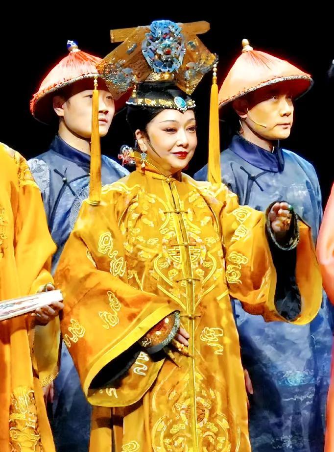 不愧是在美国定居的老演员，如今越来越胖了，越来越有气场了，看来美国的伙食特别好，