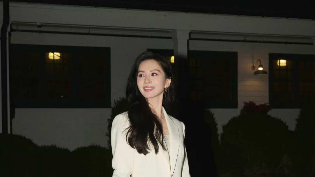 刘诗诗这组夜拍杀疯了？不，是把优雅焊在身上了